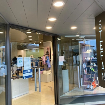 Illuminazione su misura per un negozio di abbigliamento